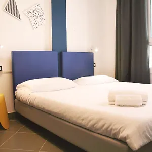 Hostal &, Lecco